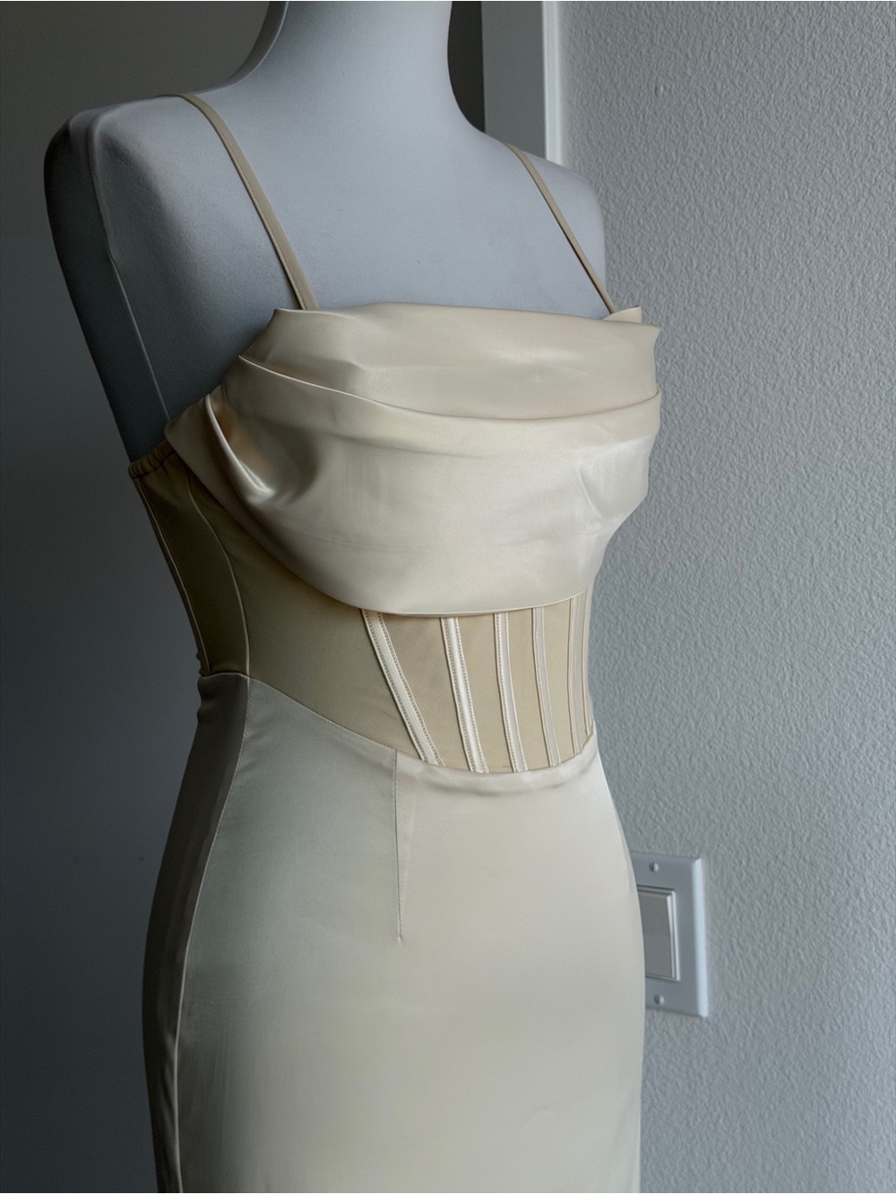NBD Aella dress in Champagne size S - Picture 3 of 13